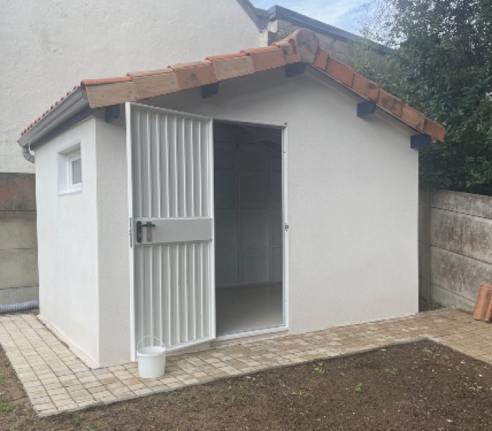 Abri de jardin en béton enduit 2 pentes